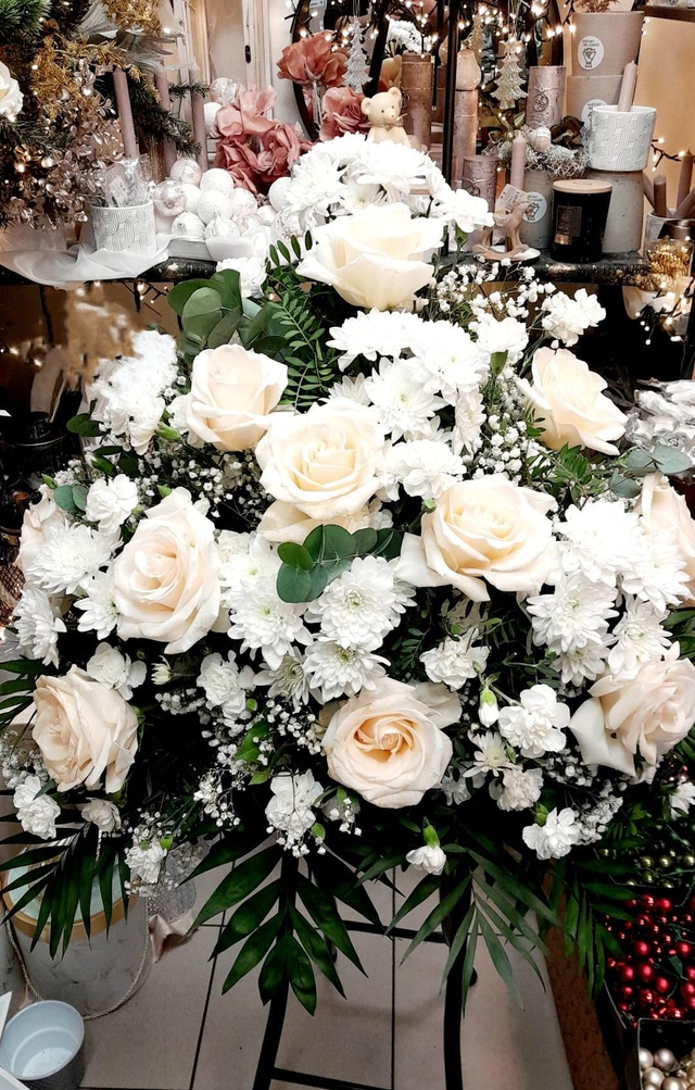 Smuteční pyramida v bílé variantě 