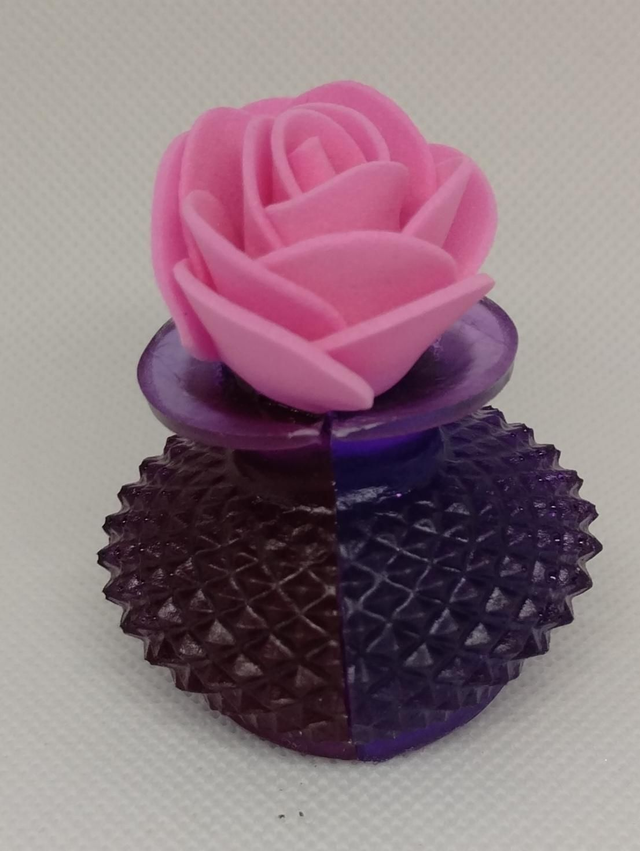 Vase violet et sa rose