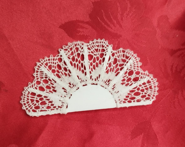 Broche éventail dentelle blanc 
