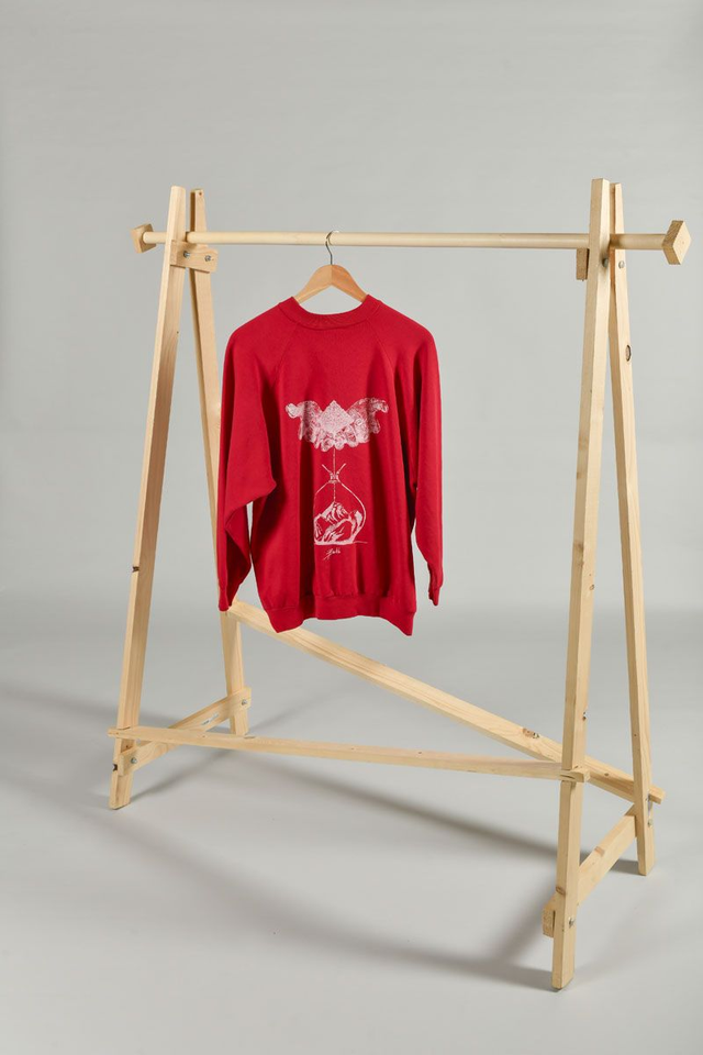 Sweat rouge Fruit of the loom seconde main sérigraphié – Œuvre main en sablier