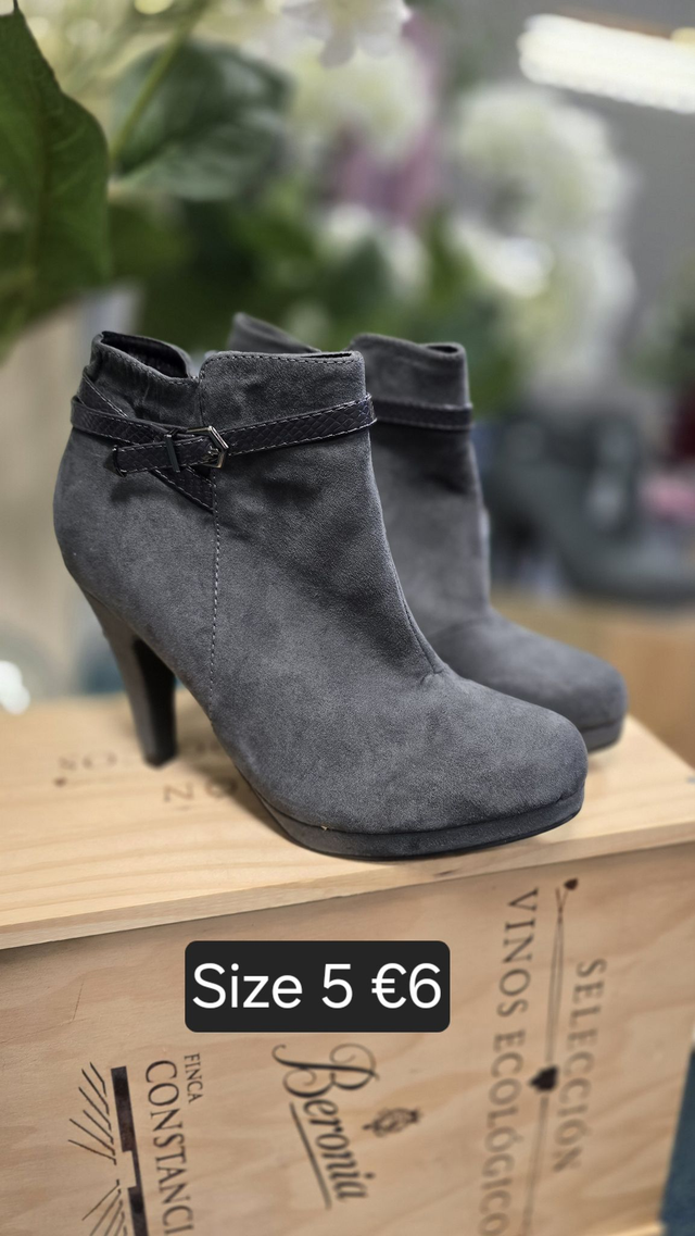 High heels size 5