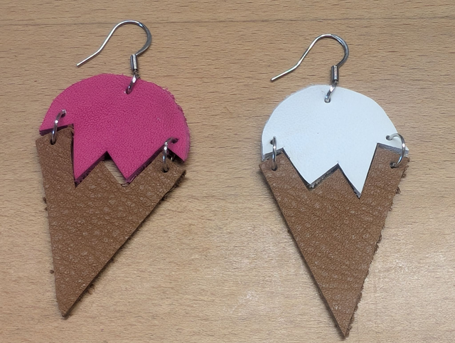 Boucles d&#039;oreille en cuir.