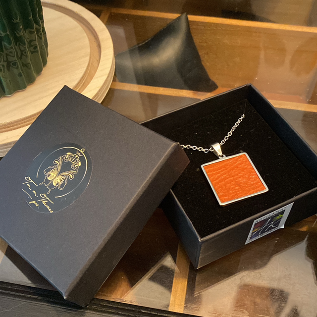 Collier en cuir de requin teinté orange 