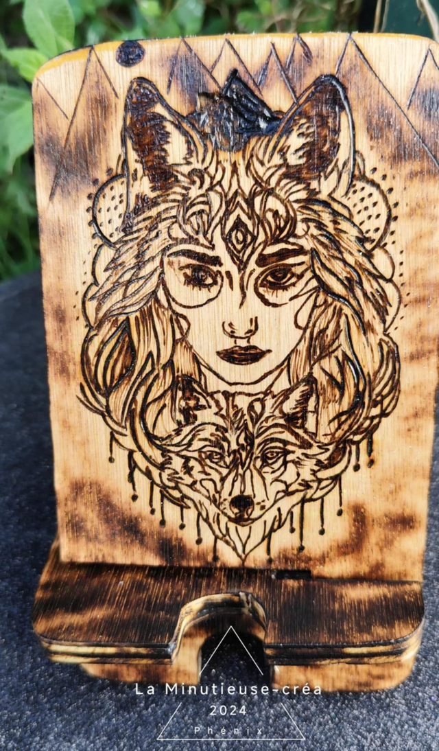 SUPPORT DE CHARGE TELEPHONE LA CHAMANE ET SON LOUP