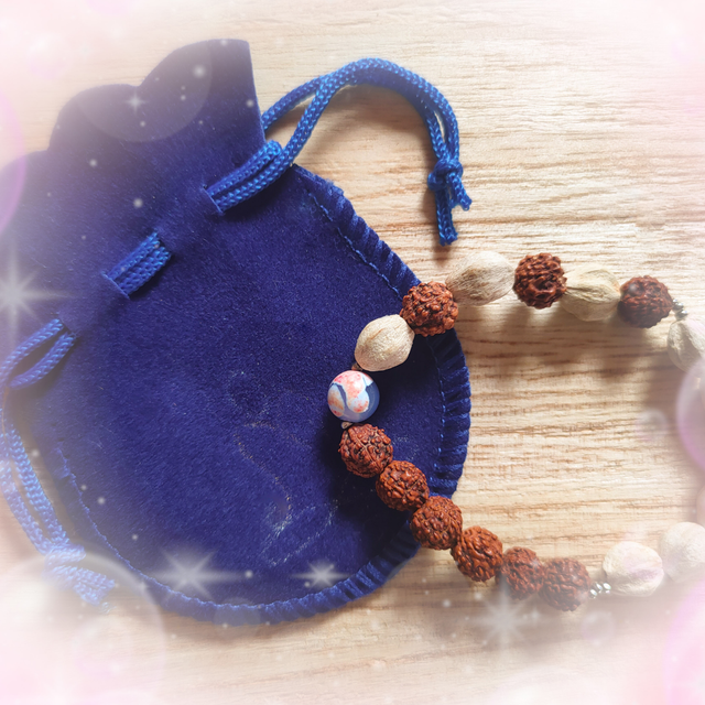 Bracelet aux Perles Sacrées