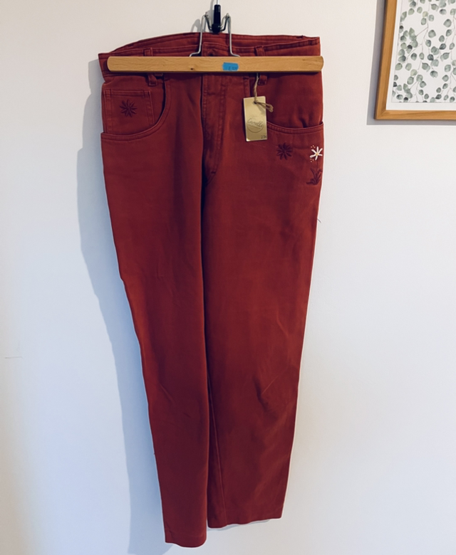 Pantalon rouge fleurs brodée