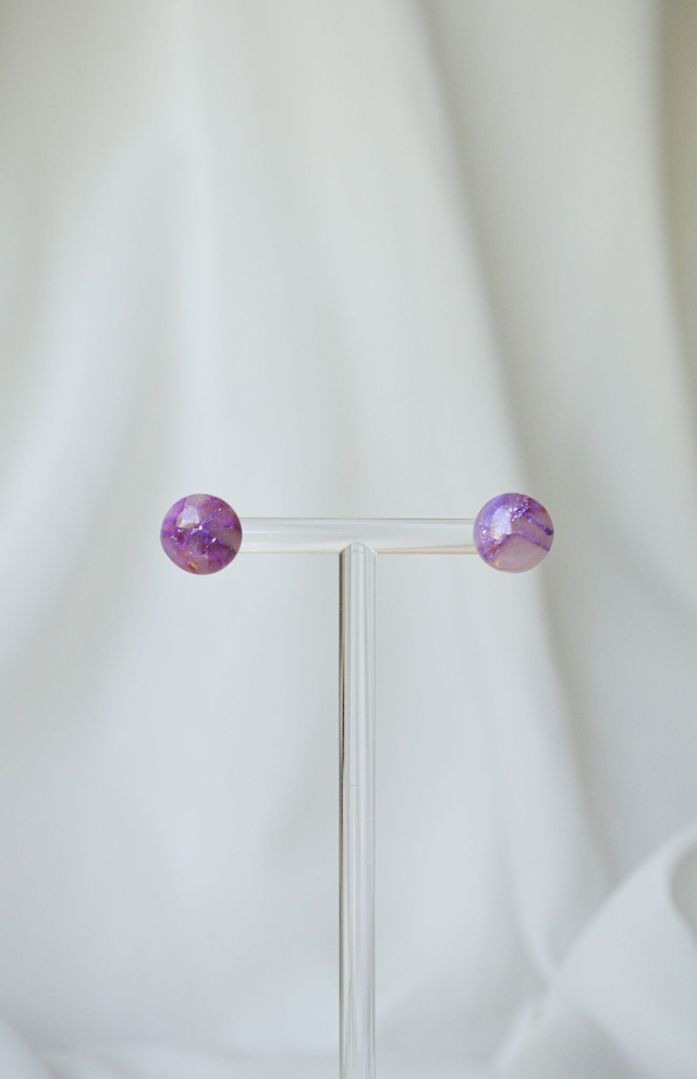 Stardust Blush – Okrogli uhani z marmornim vzorcem