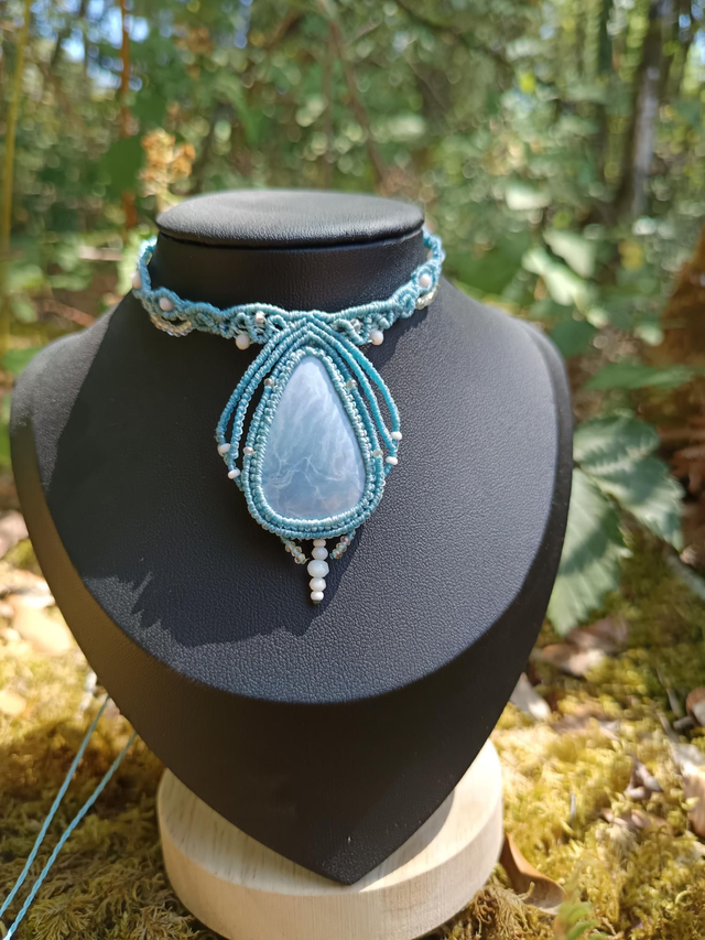 Collier raz de cou avec calcite bleu et perle blanche 