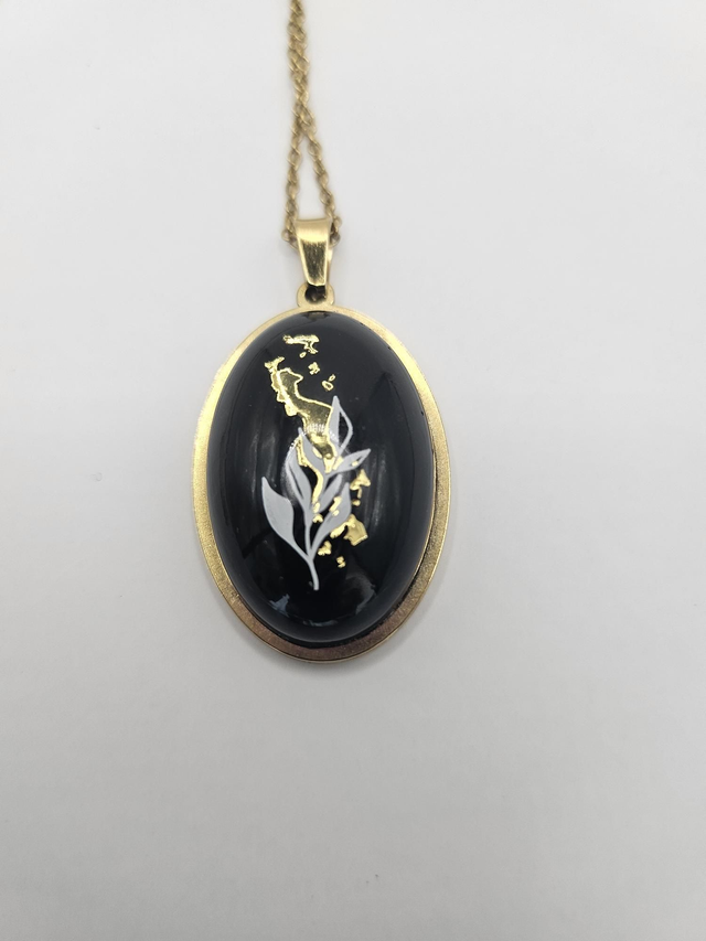 Pendentif en résine - Noir et doré 