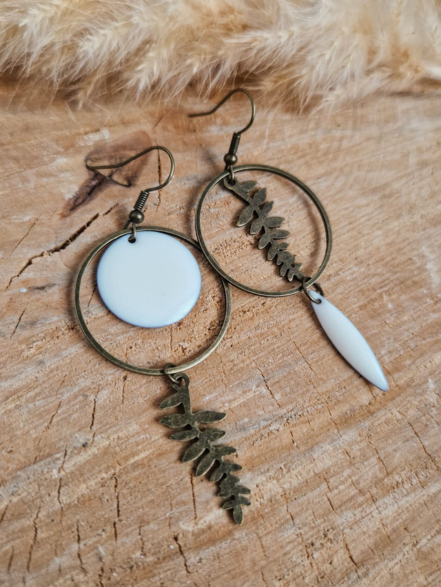 Boucles d'oreilles dépareillées "Les fougères" - Modèle bronze et blanc