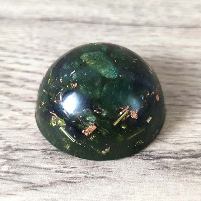 Petite orgonite demi-sphère aventurine verte 
