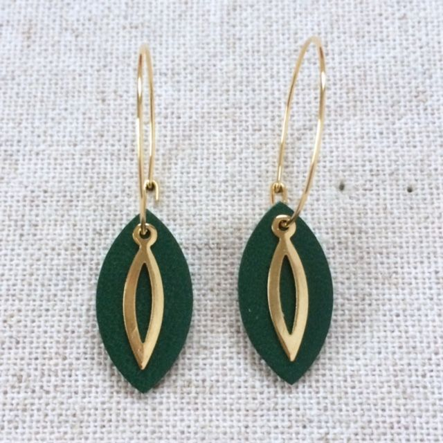 Boucles d’oreilles « Fugato » dorées, cuir vert bouteille