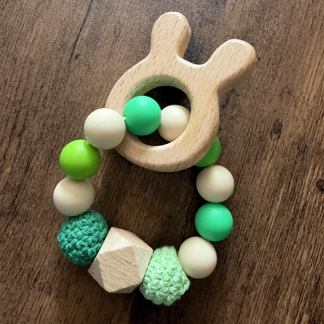 Anneau de dentition bébé Lapin en bois – Vert &amp; Écru