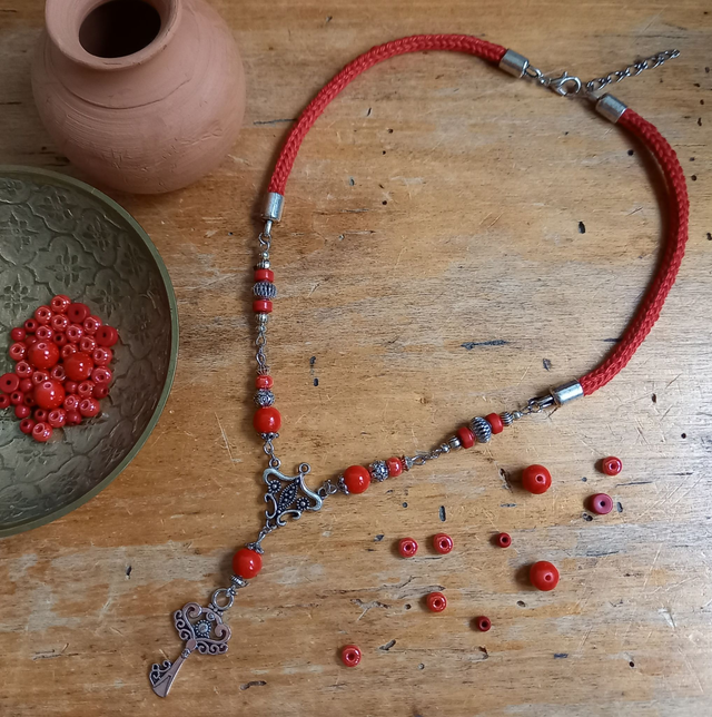 Parure rouge et argentée - Collier ras de cou - La clé