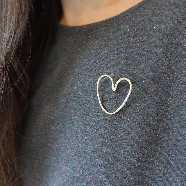 Pin's coeur martelé