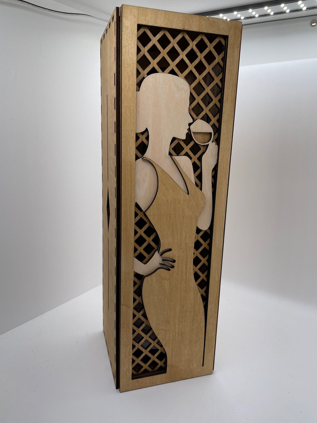 Boîte en bois femme pour bouteille de vin rouge.