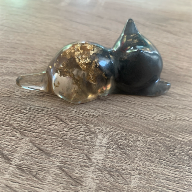 Figurine chat couché