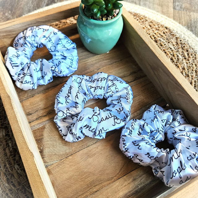 Chouchou en satin blanc et écritures