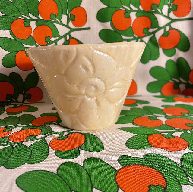 Albasten potje met bloemenmotief