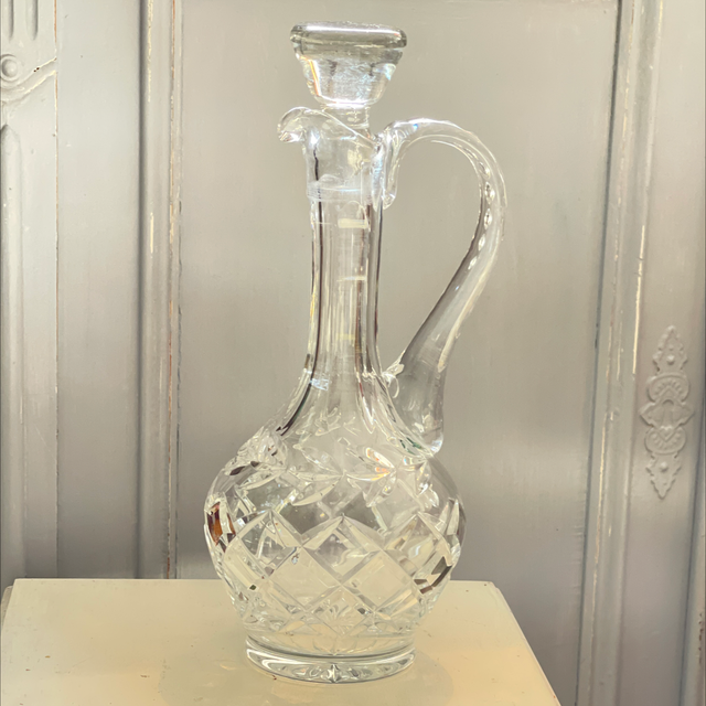 Karaffe aus Kristallglas  mit Griff und eingeschliffenem Stöpsel