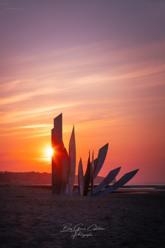  Sculpture « Les Braves ». Ohama Beach au coucher du soleil 