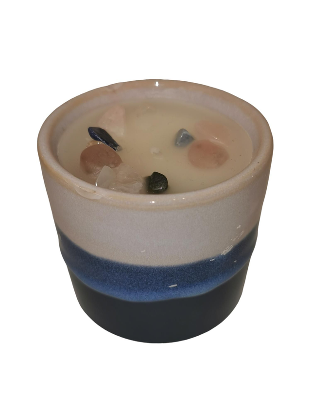 Kerze im Keramikbecher