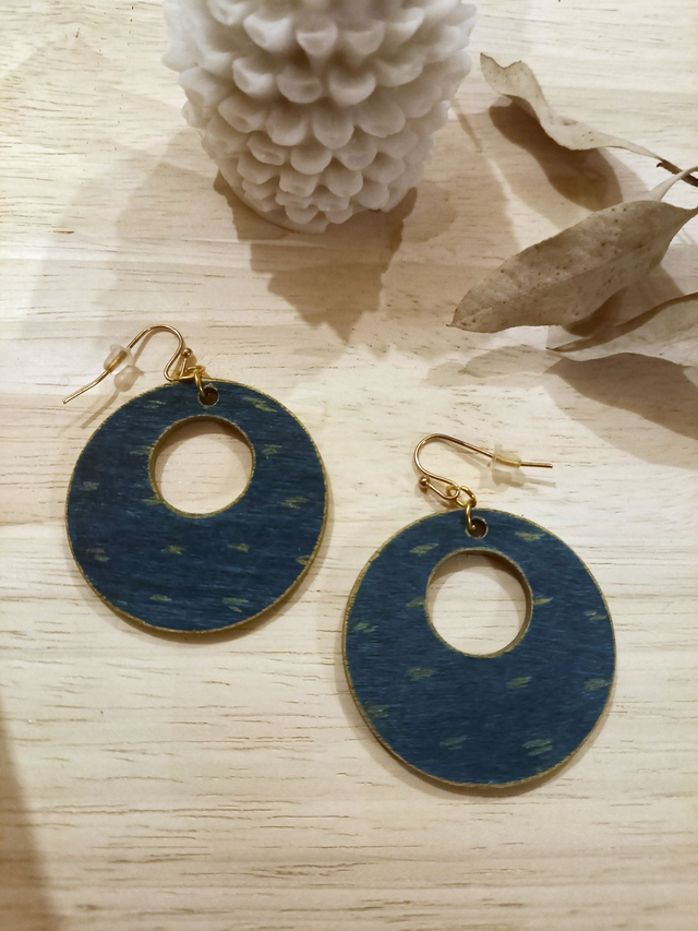 Boucles d&#039;oreilles Bois - rond ajouré - bleu canard et doré