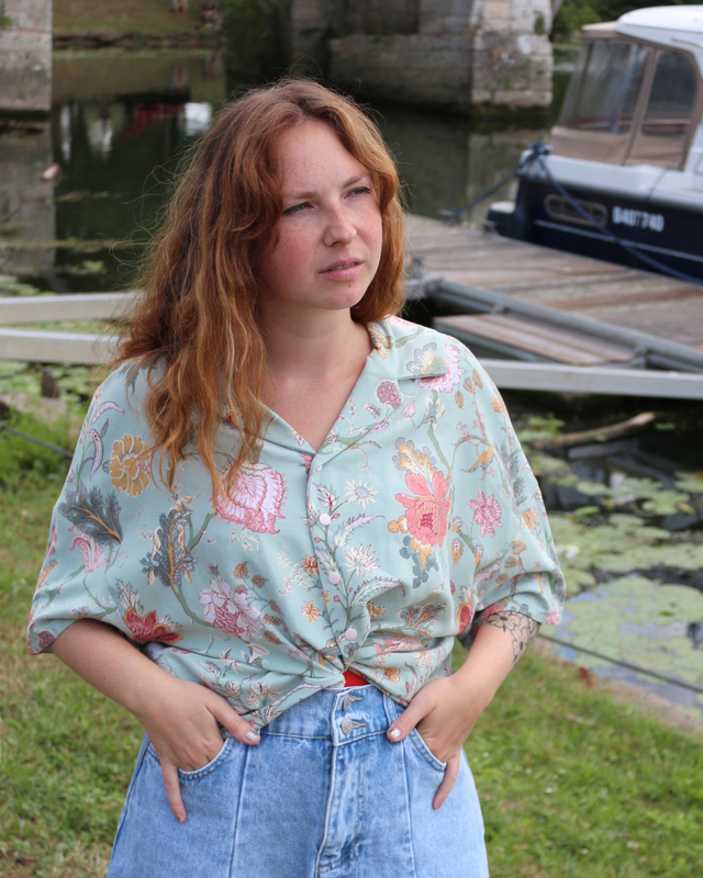  Chemise Upcyclée Oversize – Motif Fleurs Vintage sur Fond Vert Pâle – Taille 40 Unisexe