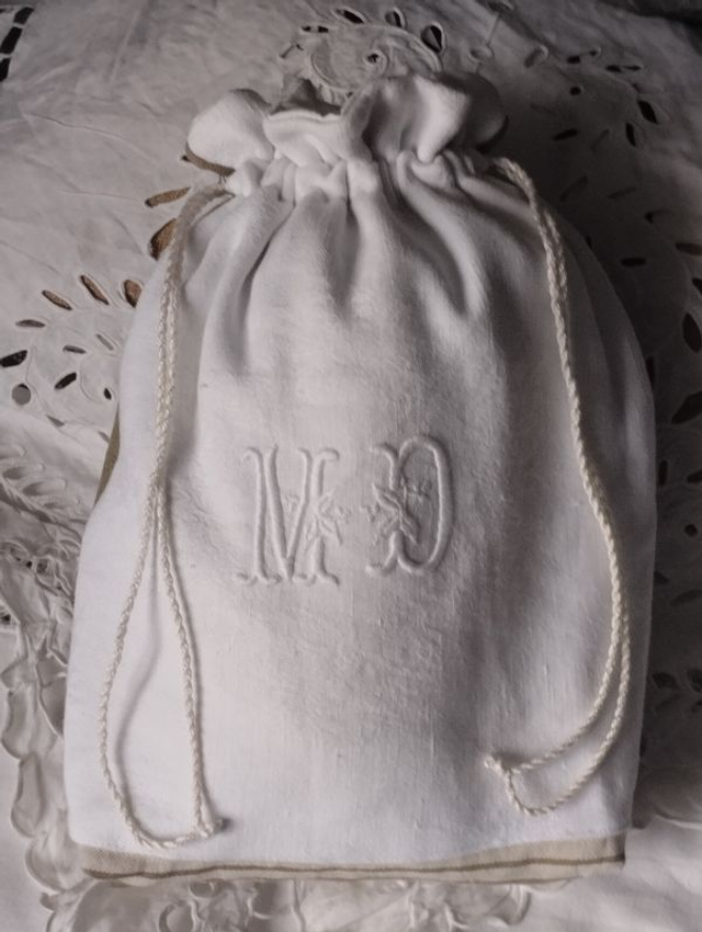 sac pochon romantique monogramme MD toile à matelas grise doublée coton