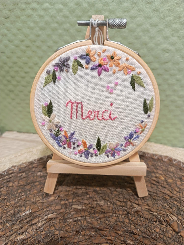 Tambour brodé Merci pastel