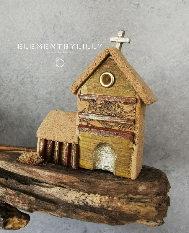 Phare côtier en bois flotté