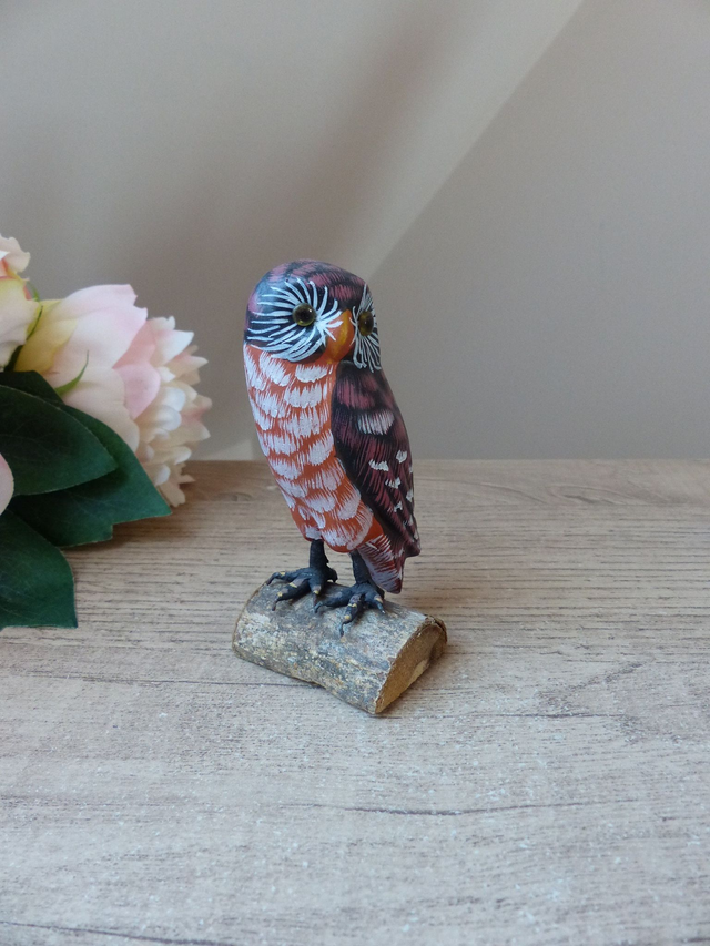 Petite chouette vintage sculptée en bois – Peinte à la main, yeux en verre, socle en écorce naturelle – Décoration campagne et porte-bonheur