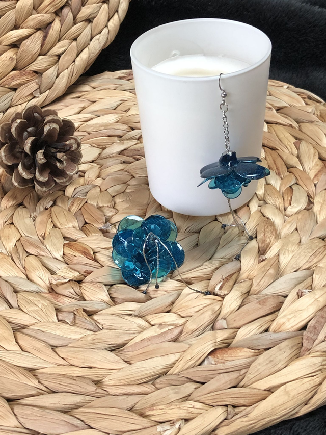 Boucles d'oreilles Solène - design fleur bleue entièrement fait main