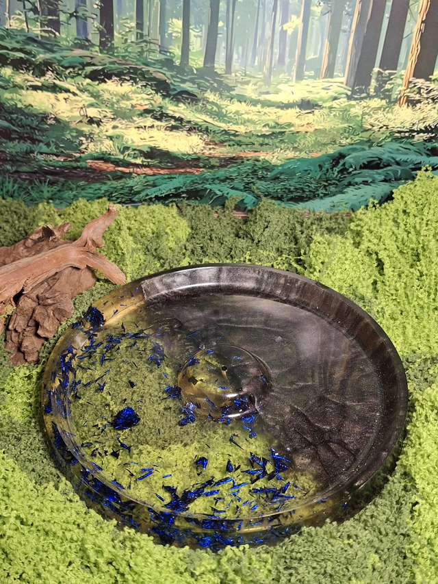 porte encens rond noir et feuilles bleues en résine époxy