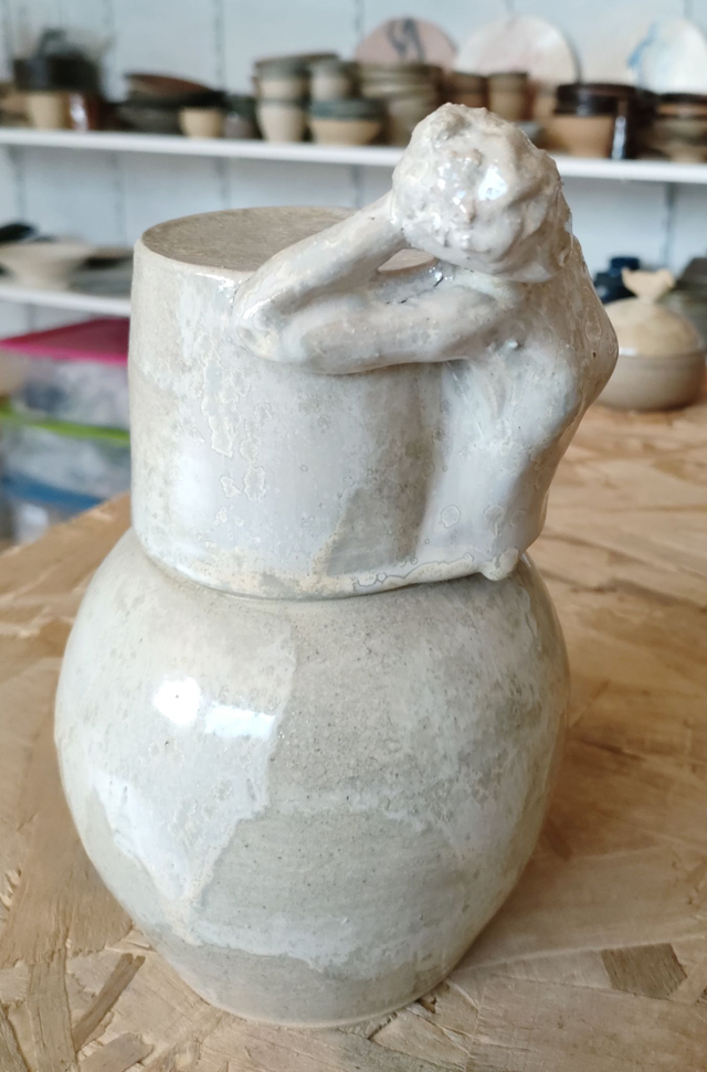 Boîte blanche avec buste “écoute intérieure”