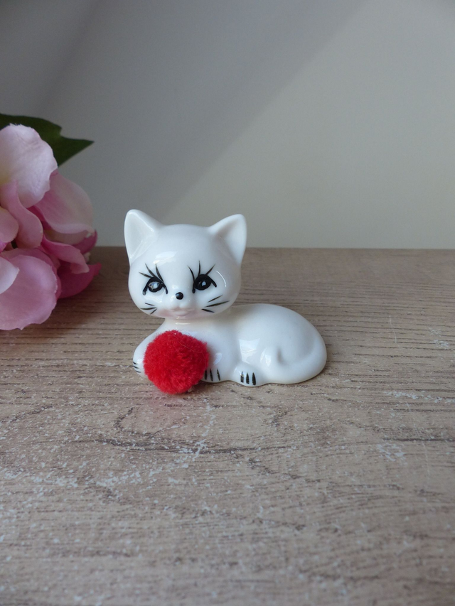 Figurine miniature de chat en céramique blanc avec pompon rouge, chat couché espiègle joueur avec balle, chat avec boule rouge pom pom