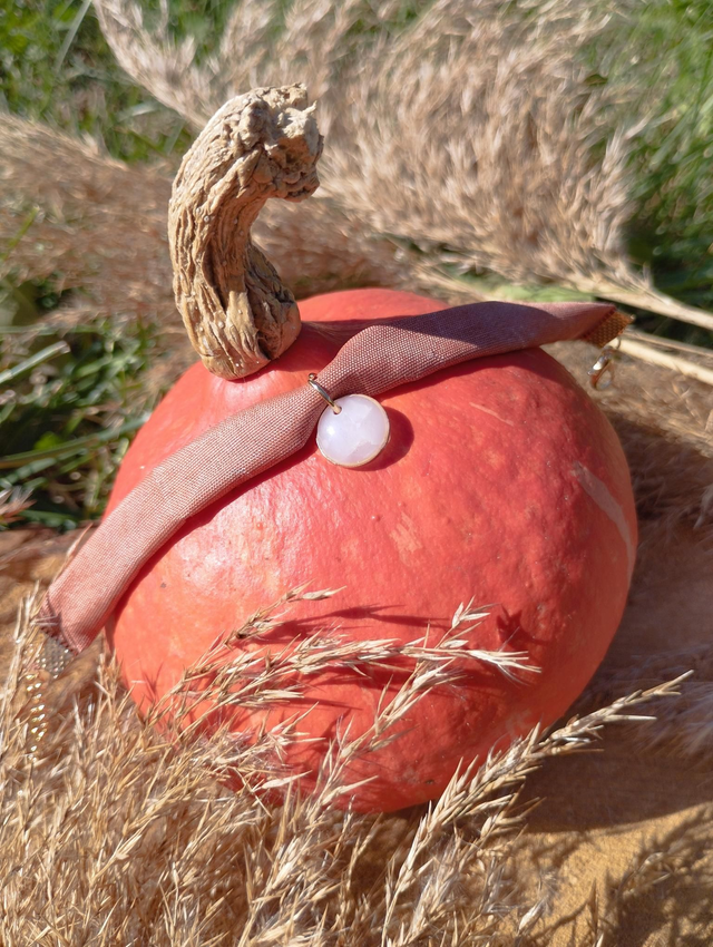 Bracelet fin en tissus avec médaille artisanale - motif marron glacé