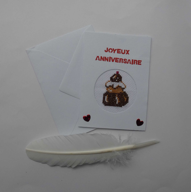 Le gâteau brodé d&#039;anniversaire