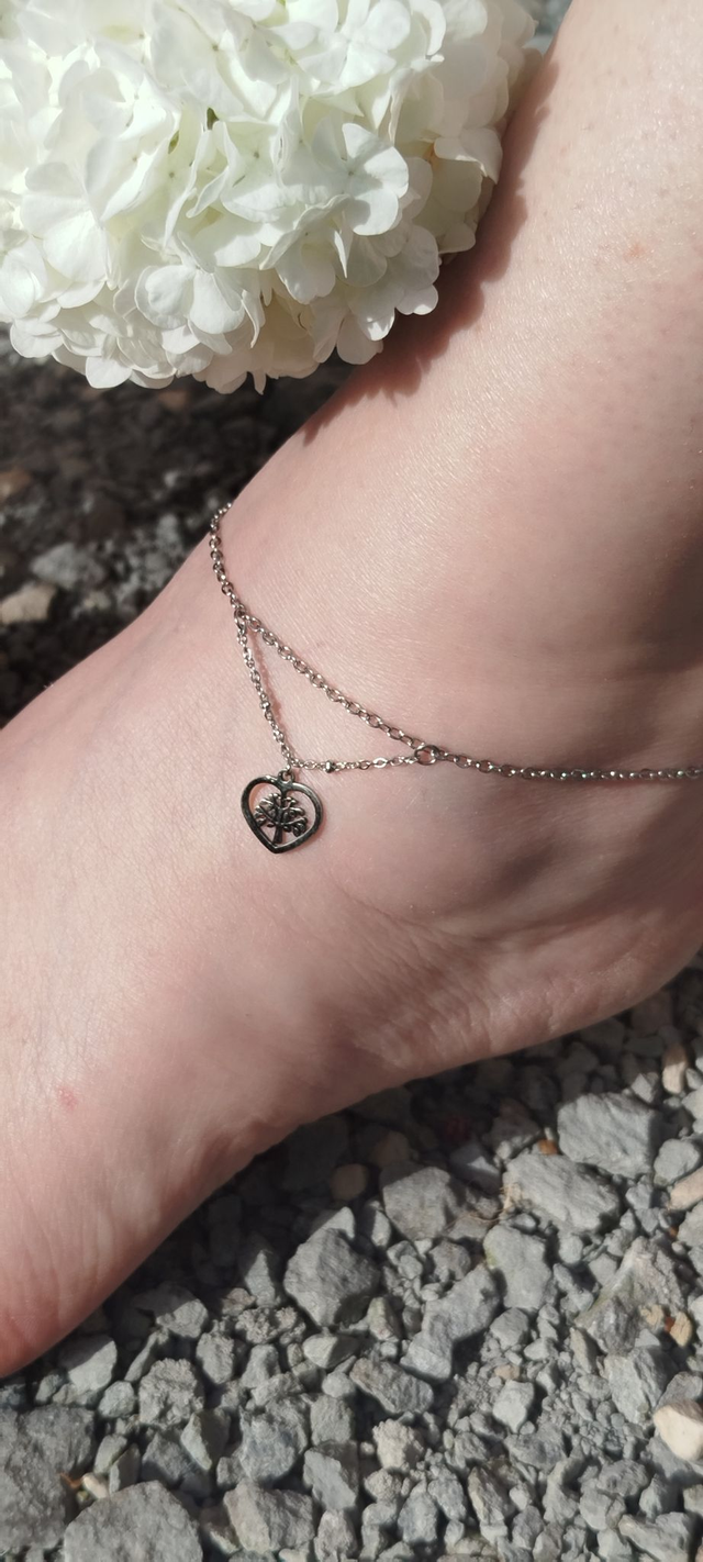 Chaîne de cheville en acier inoxydable ornée d&#039;un pendentif &quot;arbre de vie cœur&quot;.