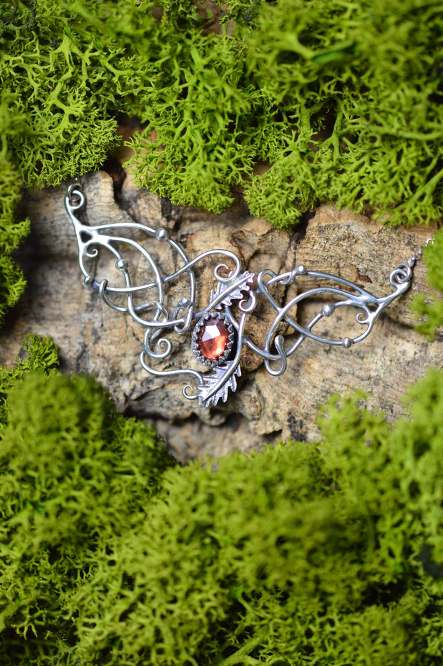 Collier Elfique - "Cœur de Chêne", Grenat et gouttes d'argent
