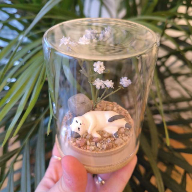 Ami protecteur - Chat couché blanc et gris 1 (labradorite grise)