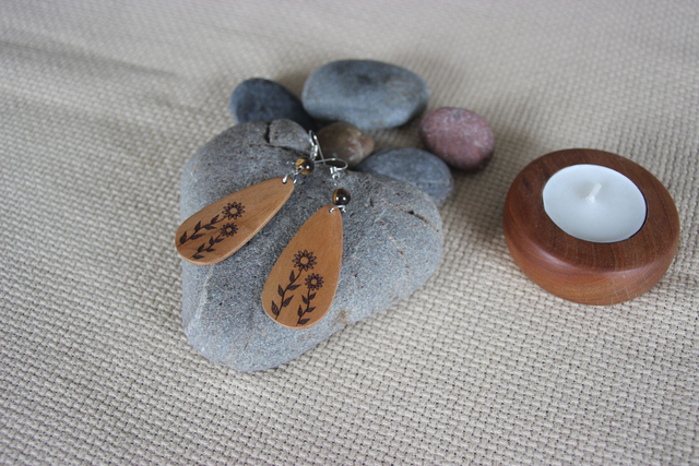 Boucles d&#039;oreilles bois et perles oeil de tigre