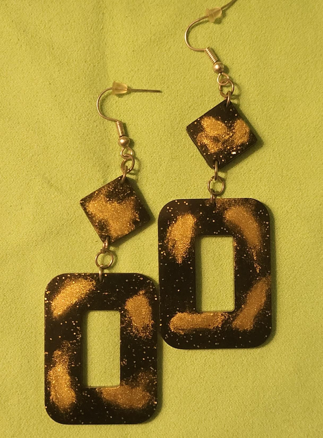 Boucles d&#039;oreilles pendantes noir et or