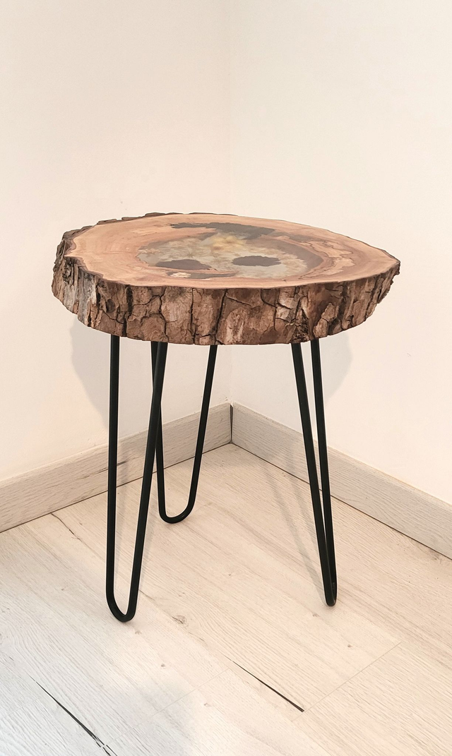 Table d’appoint en bois et résine avec fleurs séchées