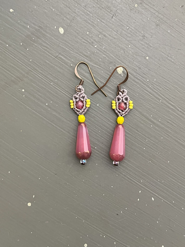 Boucles d&#039;oreille en macramé et perles gouttes en verre rose 