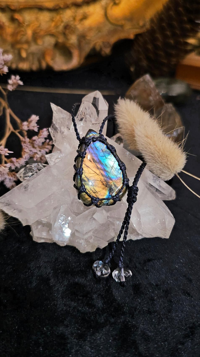 Collier labradorite goutte multicolore - macramé bleu nuit 