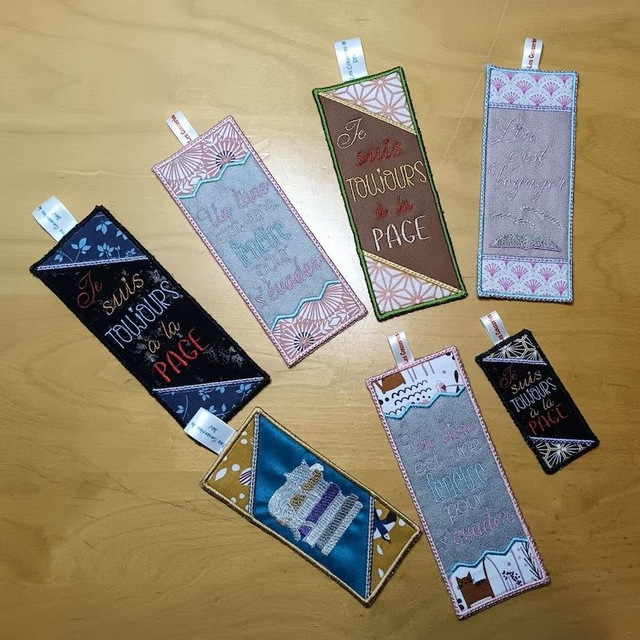 Marque-page brodé en simili cuir &amp; suédine – Création artisanale – Cadeau lecteur