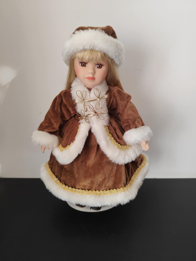 Poupée porcelaine manteau marron 30 cm