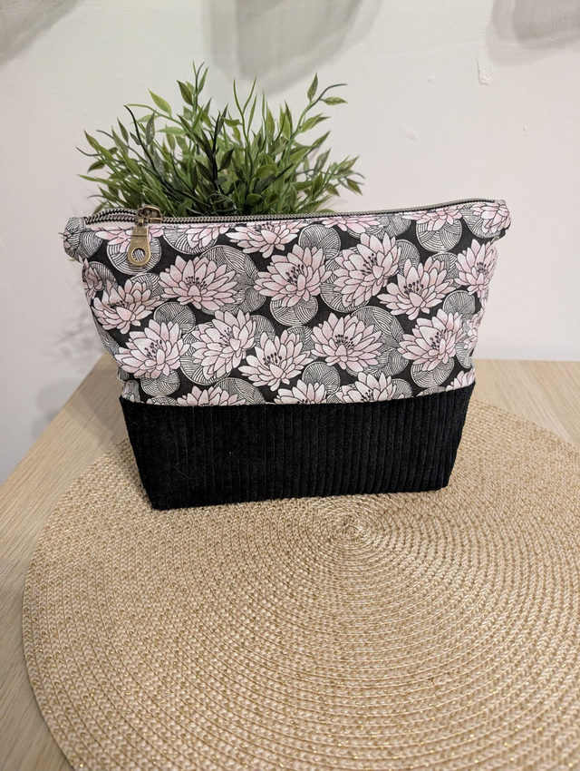 Trousse matelassée nénuphars roses/ noir