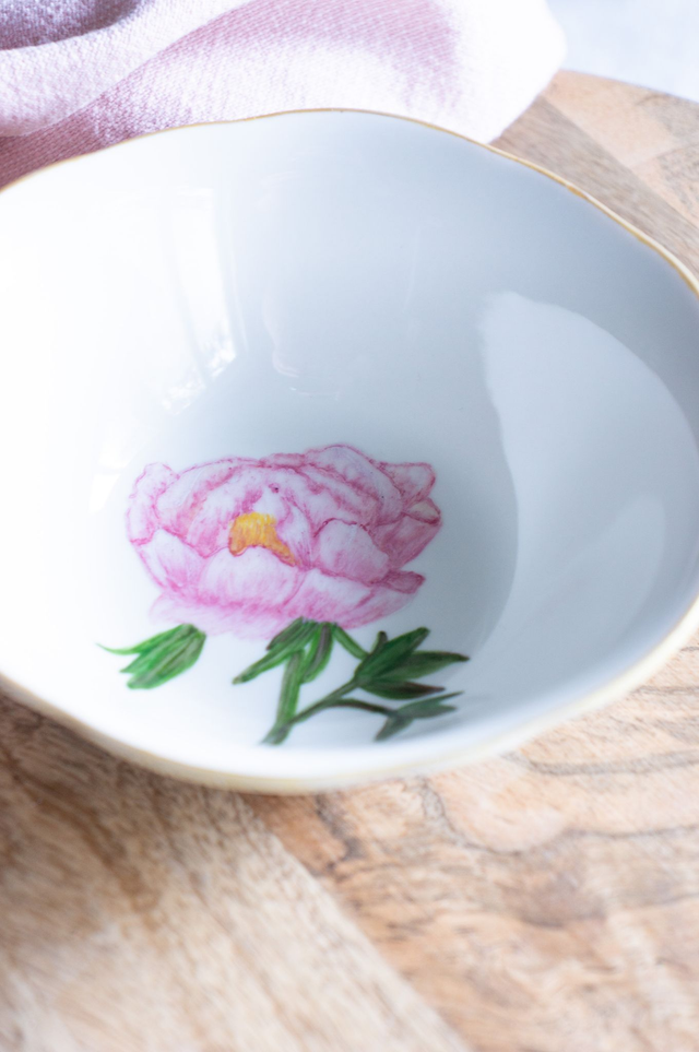 Coupelle en porcelaine peinte à la main, Pivoine et filets or, objet décoratif élégant, idée cadeau pour femme